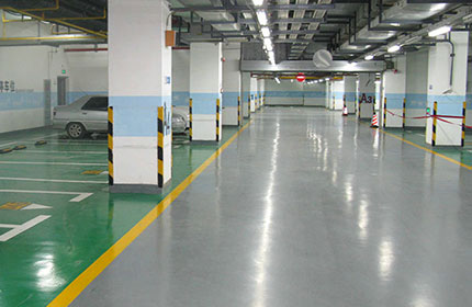 停車場(chǎng)環(huán)氧地坪施工采用地坪漆有哪些優(yōu)點(diǎn)？